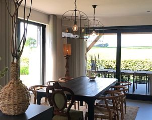 Lichte eetruimte in Vakantiehuisje in Agelo met uitzicht op de tuin, Twente, Overijssel.