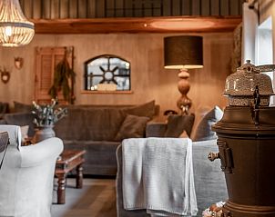 Sfeervolle woonkamer met klassieke inrichting in Vakantiehuis in Agelo, Twente, Overijssel.