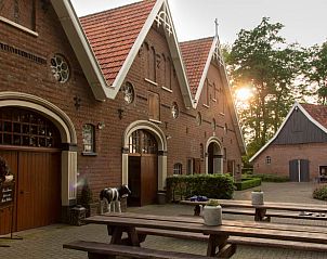 Historische boerderijgevel bij zonsondergang in Vakantiehuis in Agelo, Twente, Overijssel.