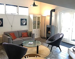 Stijlvolle woonkamer in vakantiehuis in Vroomshoop, Twente, met moderne inrichting.