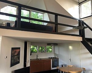 Loft slaapkamer met uitzicht in vakantiehuis in Vroomshoop, Twente.