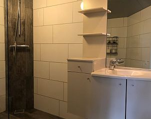 Buitenzitje met groene omgeving bij vakantiehuis in Vroomshoop, Twente.