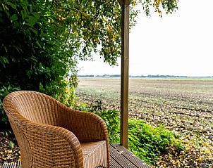 Gezellig kampvuur in de avond bij vakantiehuis in Vroomshoop, Twente.
