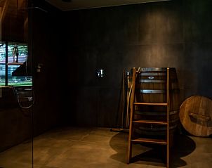 Knusse houten kleedkamer in vakantiehuis in Vroomshoop, Twente.