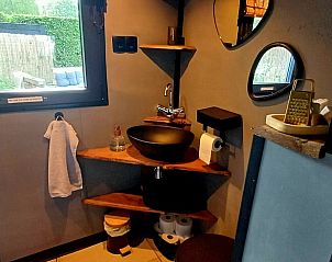 Badkamer met wastafel in Huisje in Vroomshoop, vakantiehuis in Twente, Overijssel.