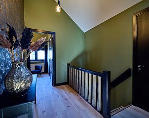 Bovenverdieping met decoratieve vaas in Vakantiehuisje in Glane, Twente.