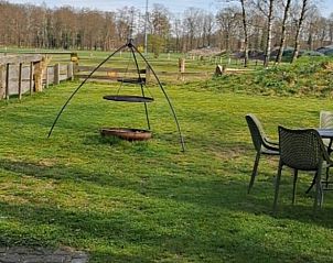 Groene tuin met zitgedeelte bij Vakantiehuis in Glane, Twente, Overijssel.