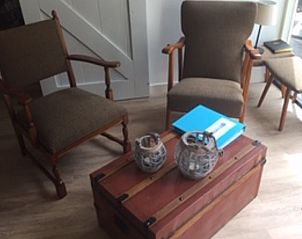 Knusse zithoek in Vakantiehuisje in Boekelo, Overijssel, met comfortabele stoelen en een rustieke sfeer.