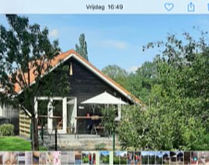 Buitenzicht op het Vakantiehuisje in Boekelo, Twente, omringd door groen en rust.