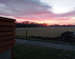 Vakantiehuis OV658 in Hertme, Twente, met uitgestrekte groene velden en zonnepanelen.