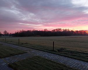Ruime en lichte woonkamer in OV657 vakantiehuis in Hertme, Twente met moderne meubels.