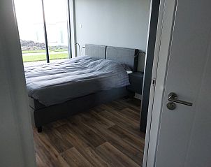 Gezellige slaapkamer in OV657 vakantiehuis in Hertme, Twente met sfeervolle verlichting.