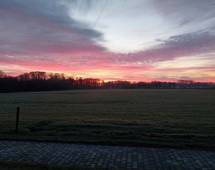 Ruime slaapkamer in OV657 vakantiehuis in Hertme, Twente met uitzicht op de tuin.