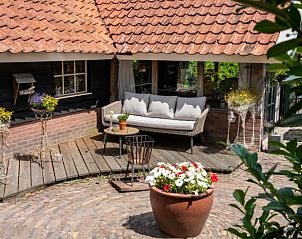 Gezellige zithoek op het terras van Huisje in Broekland, Salland, Overijssel.