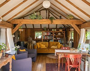 Sfeervolle woonkamer met houten balken in Huisje in Broekland, Salland, Overijssel.