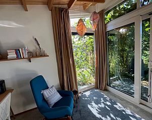 Stijlvolle leeshoek in Vakantiehuis in Olst, Overijssel met toegang tot het buitengebied.