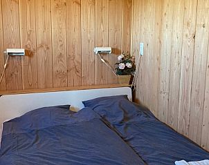 Comfortabele slaapkamer met tweepersoonsbed in Huisje in Hellendoorn, Salland.