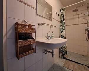 Moderne badkamer met douche in Huisje in Kamperveen, Salland, Overijssel.