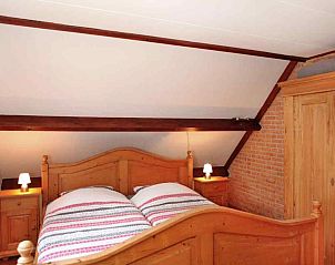 Gezellige binnenruimte van vakantiehuis OV114 in Kamperveen, Overijssel, met vintage meubels