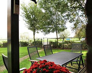 Ruime slaapkamer in vakantiehuis OV114, Kamperveen, met uitzicht op de natuur van Overijssel