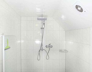Moderne badkamer met douche in vakantiehuis OV114, Kamperveen, Overijssel