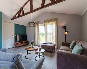 Comfortabele zithoek in Regge en Weidezicht vakantiehuis in Marle, Salland, Overijssel met uitzicht op de tuin.