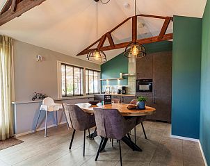 Gezellige eetkamer in Regge en Weidezicht vakantiehuis Marle, Salland, Overijssel met houten tafel en stoelen.