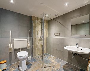 Moderne badkamer met inloopdouche in Regge en Weidezicht vakantiehuis Marle, Salland, Overijssel.