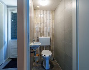 Toilet met wastafel in vakantiehuis Regge en Weidezicht Marle, Salland, Overijssel.