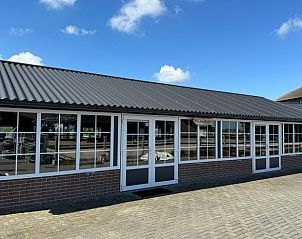 Ingang van Vakantiehuisje in Boskamp, Salland, met ruime glazen deuren in Overijssel.