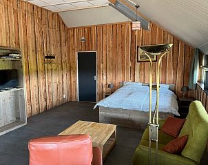 Slaapkamer in Vakantiehuisje in Boskamp, Salland, Overijssel, met houten accenten en moderne voorzieningen.