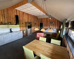 Open keuken en eetruimte in Vakantiehuisje in Boskamp, Salland, Overijssel, met moderne faciliteiten en gezellige sfeer.