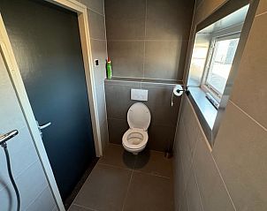 Stijlvolle badkamer in Vakantiehuisje in Boskamp, Salland, Overijssel, met moderne afwerking en natuurlijke verlichting.