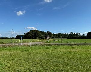 Sfeervolle eetruimte in Vakantiehuisje in Boskamp, Salland, Overijssel, met houten meubelen en landelijke charme.