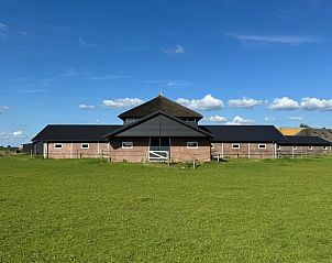 Moderne buitenruimte met glazen gevel van Vakantiehuisje in Boskamp, Salland, Overijssel.