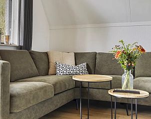 Comfortabele zithoek in vakantiehuis Catri, Gramsbergen, omringd door natuur in Overijssel.