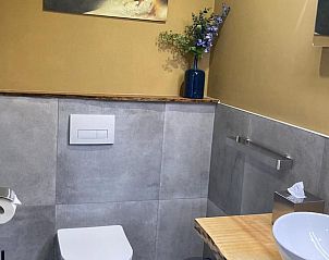 Moderne badkamer in Vakantiehuisje in Giethmen, Vechtstreek, Overijssel met strakke lijnen en sfeervolle verlichting.