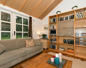 Moderne binnenruimte van Huisje in Giethmen met comfortabele zitplaatsen, Overijssel.