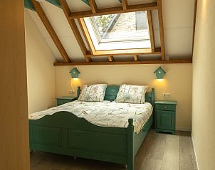Sfeervolle slaapkamer met dakraam in 't Schoapnschot vakantiehuis, Lemele, Vechtstreek.