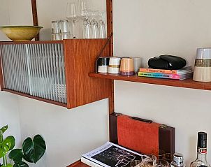 Boekenkast en decoratie in Vakantiehuisje in Stegeren, Vechtstreek, Overijssel.