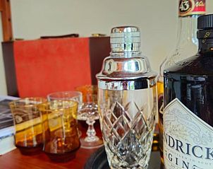 Bar met glazen en drankjes in Vakantiehuisje in Stegeren, Vechtstreek, Overijssel.