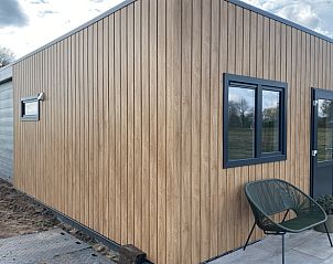 Houten gevel van Huisje in Bruchterveld, rustiek vakantiehuis in Vechtstreek.