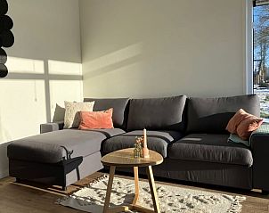 Comfortabele zithoek in Huisje in Bruchterveld, ideaal voor ontspanning.