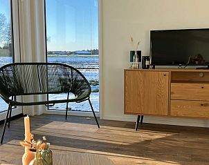 Stijlvolle inrichting van de woonkamer in Huisje in Bruchterveld, met uitzicht.