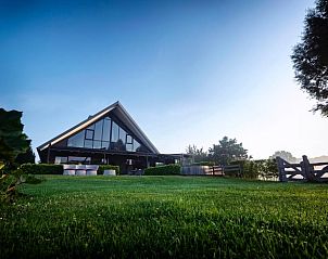 Uitzicht op Vakantiehuis in Hoonhorst bij zonsondergang, gelegen in de Vechtstreek, Overijssel.