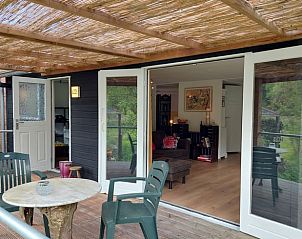 Overdekt terras van Vakantiehuis in Dedemsvaart, vakantiehuis in Vechtstreek, Overijssel met toegang tot woonkamer.