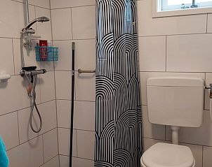 Badkamer met douche in Vakantiehuis in Dedemsvaart, vakantiehuis in Vechtstreek, Overijssel.
