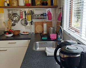 Volledig uitgeruste keuken in Vakantiehuis in Dedemsvaart, vakantiehuis in Vechtstreek, Overijssel met uitzicht op de tuin.