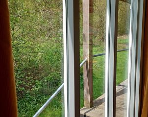 Uitzicht op groene tuin vanuit Vakantiehuis in Dedemsvaart, vakantiehuis in Vechtstreek, Overijssel.