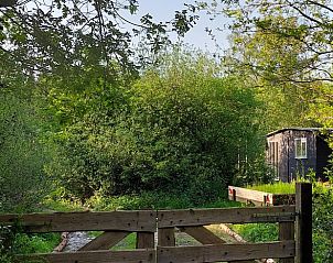 Toegangspoort naar Vakantiehuis in Dedemsvaart, vakantiehuis in Vechtstreek, Overijssel, omgeven door natuur.